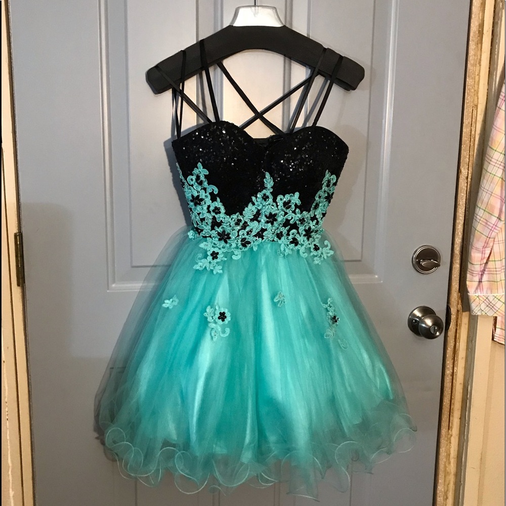 Banquet Dress - Picture 2 of 8